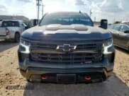 ✅ 2025 Chevrolet Silverado 1500 LT Trail Boss • VIN: 3GCUKFE85SG336657 • Lot: 84893195. Wystawiony na Copart z przebiegiem 4 990 mil. Bezpłatny archiwum sprzedaży aukcyjnych z USA i szczegółowy raport historii pojazdu na DreamBid. Zdjęcie 5.