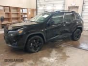 ✅ 2023 Jeep Cherokee Altitude Lux • VIN: 1C4PJMMB3PD106265 • Lot: 41492757. Wystawiony na IAAI z przebiegiem 25 270 mil. Bezpłatny archiwum sprzedaży aukcyjnych z USA i szczegółowy raport historii pojazdu na DreamBid. Zdjęcie 2.