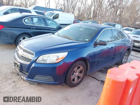 2013 Chevrolet Malibu LS z VIN 1G11A5SA5DU122963, wystawiony jako IAAI lot #41411921 z przebiegiem 193 880 mil mil oraz . Historia ofert i sprzedaży dostępna na DreamBid. Obrazek 2.
