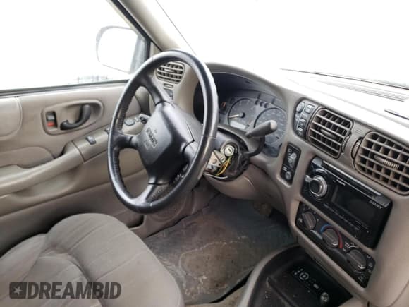 ✅ 2003 GMC Jimmy • VIN: 1GKCT18X13K112296 • Лот: 46479275. Опубликован ранее на Copart с пробегом Не указан. Бесплатный доступ к архиву аукционных продаж из США и подробный отчёт об истории автомобиля на DreamBid. Изображение 9.