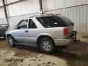 1999 Chevrolet Blazer LS z VIN 1GNCT18W8XK128169, wystawiony jako Copart lot #44260965 z przebiegiem 104 790 mil mil oraz Szkoda całkowita • Salvage title. Historia ofert i sprzedaży dostępna na DreamBid. Obrazek 2.