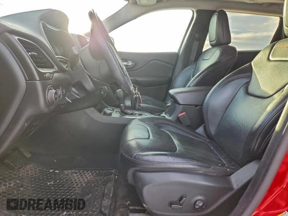 ✅ 2019 Jeep Cherokee Trailhawk Elite • VIN: 1C4PJMBN7KD274481 • Lot: 95749545. Wystawiony na Copart z przebiegiem 137 409 mil. Bezpłatny archiwum sprzedaży aukcyjnych z USA i szczegółowy raport historii pojazdu na DreamBid. Zdjęcie 7.