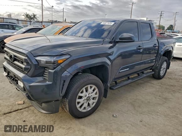 ✅ 2025 Toyota Tacoma SR5 • VIN: 3TMLB5JN9SM125531 • Lot: 94827635. Wystawiony na Copart z przebiegiem 6 018 mil. Bezpłatny archiwum sprzedaży aukcyjnych z USA i szczegółowy raport historii pojazdu na DreamBid. Zdjęcie 1.