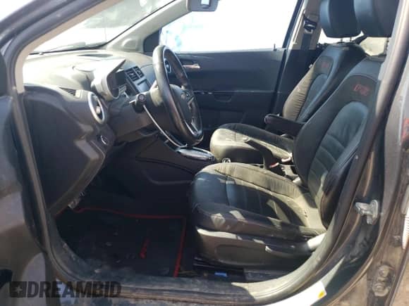 2013 Chevrolet Sonic RS z VIN 1G1JG6SB4D4141677, wystawiony jako Copart lot #63330805 z przebiegiem 119 896 mil mil oraz Szkoda całkowita • Salvage title. Historia ofert i sprzedaży dostępna na DreamBid. Obrazek 7.