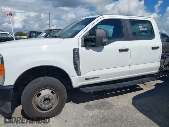 ✅ 2023 Ford F-350 XL • VIN: 1FT8W3DT1PEE21021 • Лот: 43394963. Опубликован ранее на IAAI с пробегом 232 940 миль. Бесплатный доступ к архиву аукционных продаж из США и подробный отчёт об истории автомобиля на DreamBid. Изображение 15.