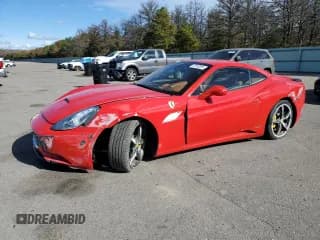 ✅ 2013 Ferrari California • VIN: ZFF65TJA0D0194573 • Lot: 75742594. Wystawiony na Copart z przebiegiem 67 191 mil. Bezpłatny archiwum sprzedaży aukcyjnych z USA i szczegółowy raport historii pojazdu na DreamBid. Zdjęcie 1.