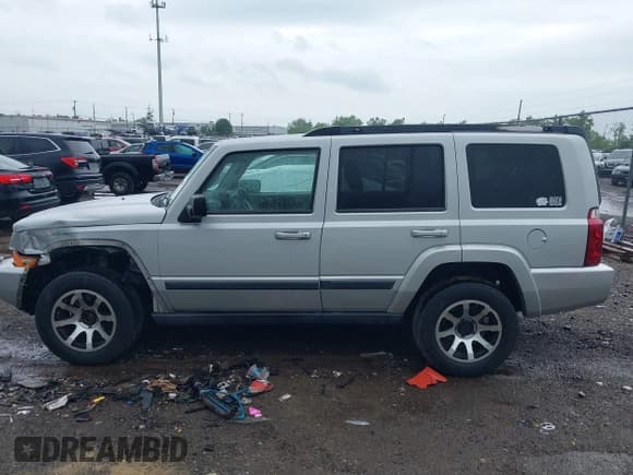 ✅ 2007 Jeep Commander Sport • VIN: 1J8HG48K57C632098 • Lot: 42300239. Wystawiony na IAAI z przebiegiem 311 738 mil. Bezpłatny archiwum sprzedaży aukcyjnych z USA i szczegółowy raport historii pojazdu na DreamBid. Zdjęcie 13.