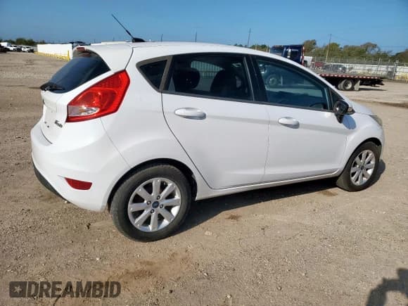 ✅ 2013 Ford Fiesta SE • VIN: 3FADP4EJXDM118880 • Lot: 82126065. Wystawiony na Copart z przebiegiem 147 015 mil. Bezpłatny archiwum sprzedaży aukcyjnych z USA i szczegółowy raport historii pojazdu na DreamBid. Zdjęcie 3.