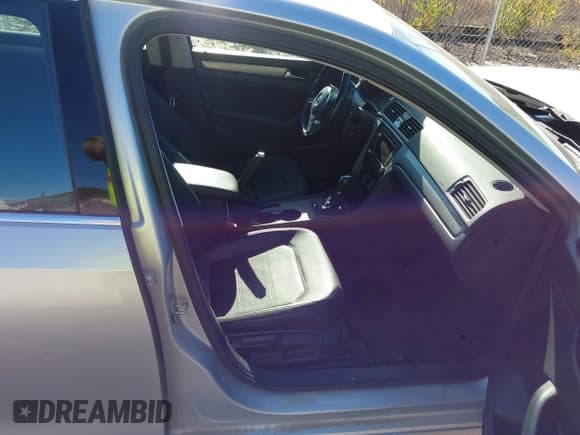 ✅ 2015 Volkswagen Passat S • VIN: 1VWAT7A34FC072238 • Lot: 43548104. Wystawiony na IAAI z przebiegiem 130 002 mil. Bezpłatny archiwum sprzedaży aukcyjnych z USA i szczegółowy raport historii pojazdu na DreamBid. Zdjęcie 5.