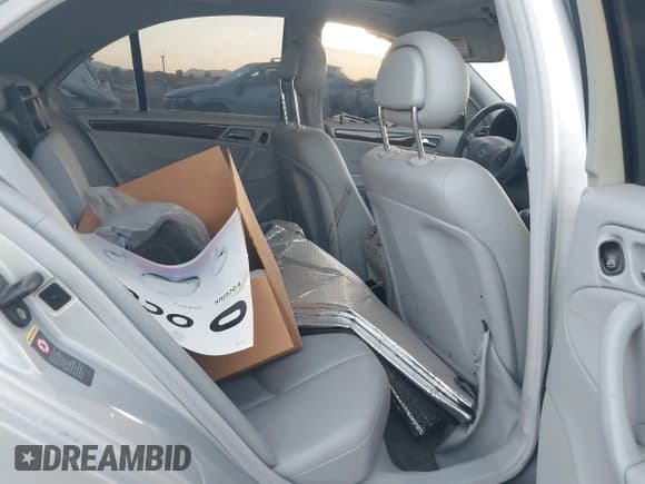 ✅ 2004 Mercedes-Benz C 240 • VIN: WDBRF61J74F515028 • Lot: 41905485. Wystawiony na IAAI z przebiegiem Nie podano. Bezpłatny archiwum sprzedaży aukcyjnych z USA i szczegółowy raport historii pojazdu na DreamBid. Zdjęcie 8.