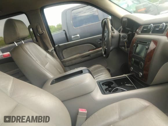 ✅ 2007 Chevrolet Suburban LTZ • VIN: 3GNFC16097G247674 • Lot: 42168577. Listed on IAAI with 217,864 mi. Free auction sales archive from the USA and detailed vehicle history report at DreamBid. Image 5.