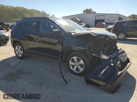 ✅ 2018 Jeep Compass Latitude • VIN: 3C4NJDBB6JT450779 • Lot: 82527675. Listed on Copart with 40,343 mi. Free auction sales archive from the USA and detailed vehicle history report at DreamBid. Image 4.