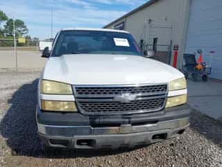 2005 Chevrolet Silverado 1500 LS z VIN 2GCEC13T951289657, wystawiony jako IAAI lot #43475000 z przebiegiem 236 822 mil mil oraz . Historia ofert i sprzedaży dostępna na DreamBid. Obrazek 6.