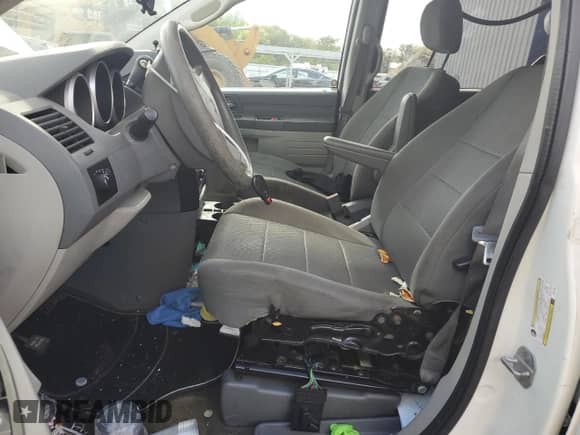 2009 Dodge Grand Caravan SE with VIN 1D8HN44E59B517704, listed as a Copart auction lot 70109925 with 113,322 mi miles and Salvage title. Bid and sale history available at DreamBid. Image 7.