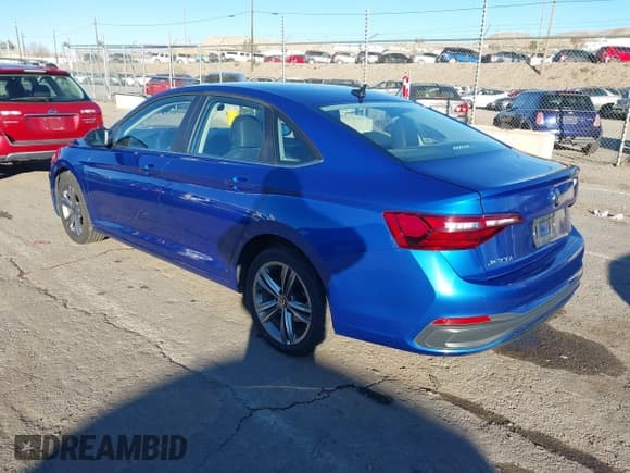 ✅ 2024 Volkswagen Jetta SE • VIN: 3VWEM7BU6RM032624 • Lot: 43857398. Wystawiony na IAAI z przebiegiem 45 420 mil. Bezpłatny archiwum sprzedaży aukcyjnych z USA i szczegółowy raport historii pojazdu na DreamBid. Zdjęcie 3.