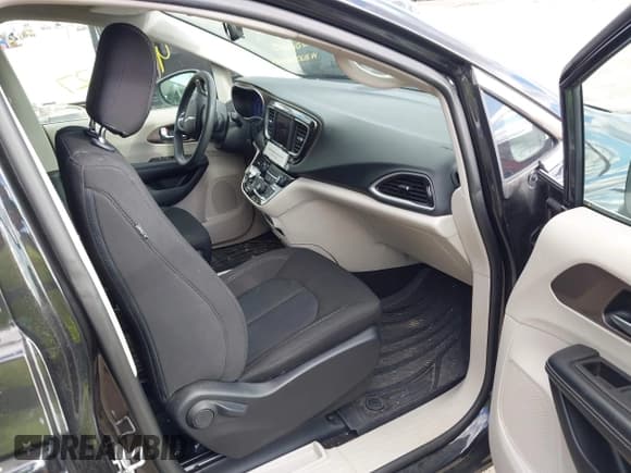 ✅ 2023 Chrysler Voyager LX • VIN: 2C4RC1CG4PR525303 • Lot: 43501227. Wystawiony na IAAI z przebiegiem 65 829 mil. Bezpłatny archiwum sprzedaży aukcyjnych z USA i szczegółowy raport historii pojazdu na DreamBid. Zdjęcie 5.