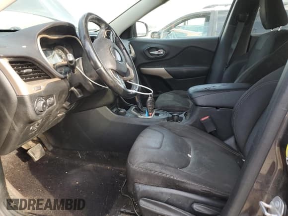 ✅ 2017 Jeep Cherokee Latitude • VIN: 1C4PJMCB8HW646850 • Lot: 84464355. Wystawiony na Copart z przebiegiem 122 509 mil. Bezpłatny archiwum sprzedaży aukcyjnych z USA i szczegółowy raport historii pojazdu na DreamBid. Zdjęcie 7.