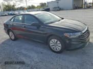 ✅ 2019 Volkswagen Jetta S • VIN: 3VWC57BU8KM130063 • Lot: 95115295. Wystawiony na Copart z przebiegiem 82 400 mil. Bezpłatny archiwum sprzedaży aukcyjnych z USA i szczegółowy raport historii pojazdu na DreamBid. Zdjęcie 4.