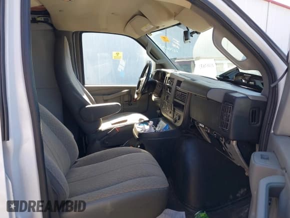 ✅ 2016 GMC Savana • VIN: 1GTZ7HFL3G1188858 • Lot: 41461633. Listed on IAAI with 121,056 mi. Free auction sales archive from the USA and detailed vehicle history report at DreamBid. Image 5.