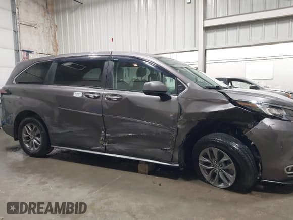 ✅ 2021 Toyota Sienna XLE • VIN: 5TDYSKFC2MS004130 • Lot: 43408630. Listed on IAAI with 135,512 mi. Free auction sales archive from the USA and detailed vehicle history report at DreamBid. Image 13.