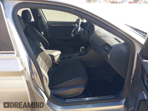 ✅ 2019 Volkswagen Jetta S • VIN: 3VW6T7BU1KM254775 • Lot: 43525891. Wystawiony na IAAI z przebiegiem 70 558 mil. Bezpłatny archiwum sprzedaży aukcyjnych z USA i szczegółowy raport historii pojazdu na DreamBid. Zdjęcie 5.