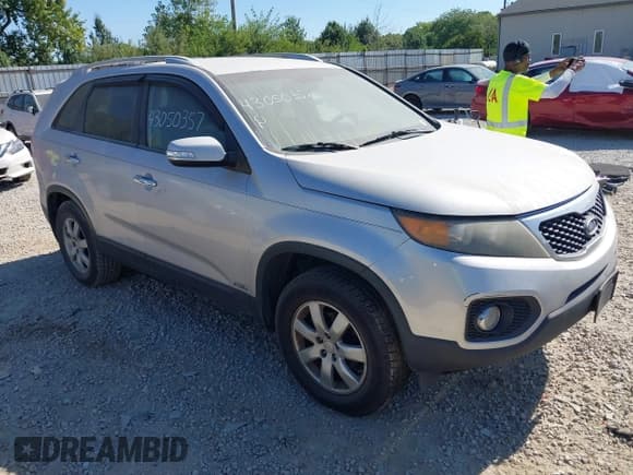 ✅ 2011 Kia Sorento LX • VIN: 5XYKTDA1XBG100957 • Lot: 43050357. Wystawiony na IAAI z przebiegiem 198 512 mil. Bezpłatny archiwum sprzedaży aukcyjnych z USA i szczegółowy raport historii pojazdu na DreamBid. Zdjęcie 1.