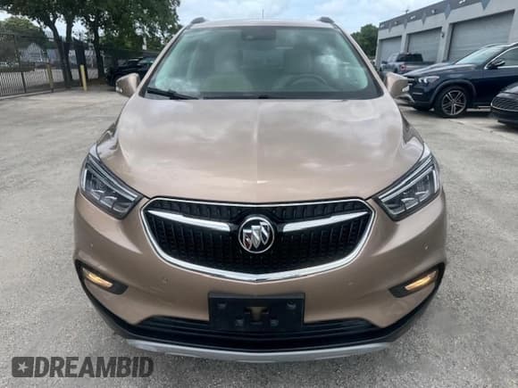 ✅ 2019 Buick Encore Essence • VIN: KL4CJCSM3KB734676 • Lot: 65609525. Wystawiony na Copart z przebiegiem 46 208 mil. Bezpłatny archiwum sprzedaży aukcyjnych z USA i szczegółowy raport historii pojazdu na DreamBid. Zdjęcie 5.