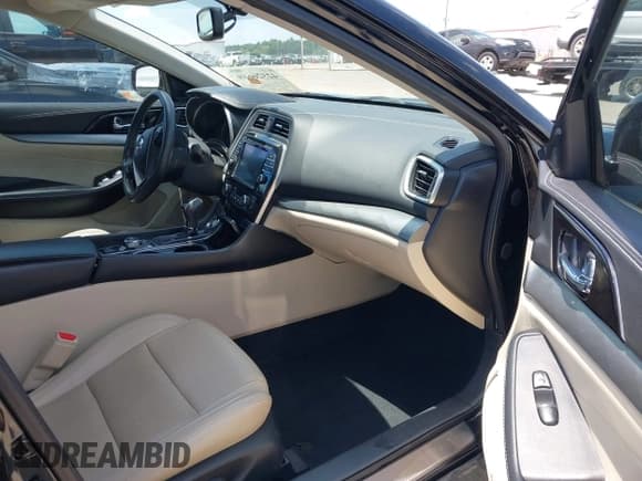 ✅ 2016 Nissan Maxima Platinum • VIN: 1N4AA6AP1GC901425 • Lot: 42526689. Listed on IAAI with 118,804 mi. Free auction sales archive from the USA and detailed vehicle history report at DreamBid. Image 5.