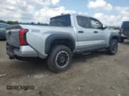 ✅ 2024 Toyota Tacoma TRD Sport Hybrid • VIN: 3TYLC5LN3RT008956 • Lot: 68996745. Wystawiony na Copart z przebiegiem 8 288 mil. Bezpłatny archiwum sprzedaży aukcyjnych z USA i szczegółowy raport historii pojazdu na DreamBid. Zdjęcie 3.