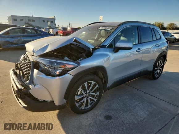 ✅ 2023 Toyota Corolla Cross XLE • VIN: 7MUDAABG4PV063985 • Лот: 89442955. Опубликован ранее на Copart с пробегом 14 964 миль. Бесплатный доступ к архиву аукционных продаж из США и подробный отчёт об истории автомобиля на DreamBid. Изображение 1.