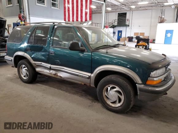 ✅ 1998 Chevrolet Blazer LS • VIN: 1GNDT13W2W2263240 • Lot: 56915955. Wystawiony na Copart z przebiegiem Nie podano. Bezpłatny archiwum sprzedaży aukcyjnych z USA i szczegółowy raport historii pojazdu na DreamBid. Zdjęcie 4.