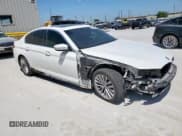 ✅ 2022 BMW 5 Series 530i xDrive • VIN: WBA13BJ03NCJ98694 • Лот: 67087415. Опубликован ранее на Copart с пробегом 28 025 миль. Бесплатный доступ к архиву аукционных продаж из США и подробный отчёт об истории автомобиля на DreamBid. Изображение 4.