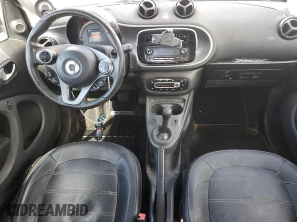 ✅ 2016 Smart fortwo Prime • VIN: WMEFJ5DA3GK073788 • Lot: 85151445. Wystawiony na Copart z przebiegiem 102 443 mil. Bezpłatny archiwum sprzedaży aukcyjnych z USA i szczegółowy raport historii pojazdu na DreamBid. Zdjęcie 8.
