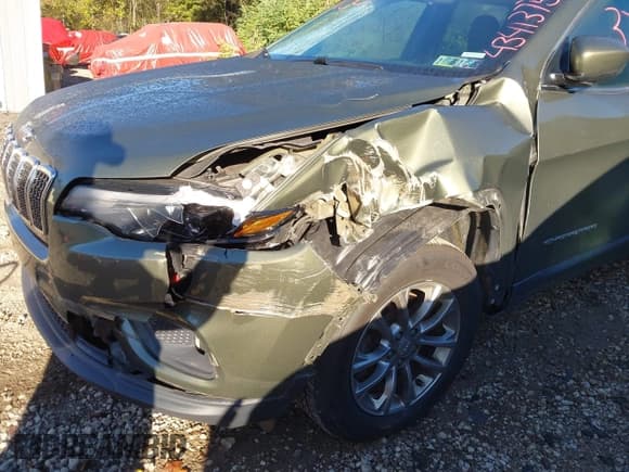 ✅ 2019 Jeep Cherokee Latitude Plus • VIN: 1C4PJMLB0KD315957 • Lot: 43413750. Wystawiony na IAAI z przebiegiem 129 209 mil. Bezpłatny archiwum sprzedaży aukcyjnych z USA i szczegółowy raport historii pojazdu na DreamBid. Zdjęcie 6.