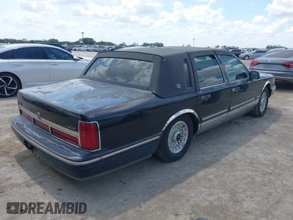 ✅ 1996 Lincoln Town Car Executive • VIN: 1LNLM81W0TY694788 • Lot: 42881850. Listed on IAAI with 95,299 mi. Free auction sales archive from the USA and detailed vehicle history report at DreamBid. Image 4.
