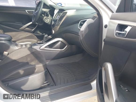 ✅ 2016 Hyundai Veloster • VIN: KMHTC6AD1GU269440 • Lot: 41682653. Wystawiony na IAAI z przebiegiem Nie podano. Bezpłatny archiwum sprzedaży aukcyjnych z USA i szczegółowy raport historii pojazdu na DreamBid. Zdjęcie 5.