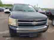 2008 Chevrolet Silverado 1500 Work Truck z VIN 1GCEC14X58Z115601, wystawiony jako IAAI lot #42134593 z przebiegiem 213 219 mil mil oraz . Historia ofert i sprzedaży dostępna na DreamBid. Obrazek 13.