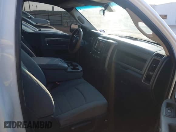 2013 Ram 1500 Express z VIN 3C6JR6AT4DG509071, wystawiony jako IAAI lot #43174479 z przebiegiem 148 276 mil mil oraz . Historia ofert i sprzedaży dostępna na DreamBid. Obrazek 5.