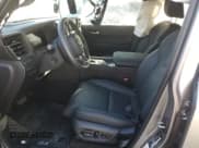 ✅ 2024 Lexus GX 550 Overtrail+ • VIN: JTJTBCDX9R5030742 • Lot: 86641235. Wystawiony na Copart z przebiegiem 13 664 mil. Bezpłatny archiwum sprzedaży aukcyjnych z USA i szczegółowy raport historii pojazdu na DreamBid. Zdjęcie 7.