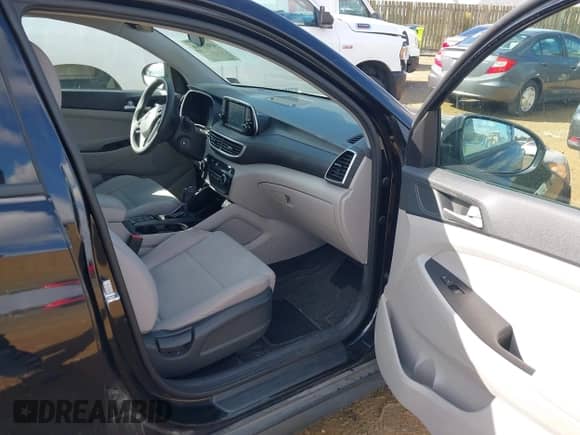 2019 Hyundai Tucson SE z VIN KM8J2CA44KU850030, wystawiony jako IAAI lot #43610446 z przebiegiem 113 933 mil mil oraz . Historia ofert i sprzedaży dostępna na DreamBid. Obrazek 5.