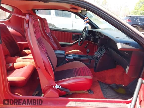 ✅ 1985 Chevrolet Camaro • VIN: 1G1FP87SXFN158796 • Lot: 41983548. Wystawiony na IAAI z przebiegiem 51 270 mil. Bezpłatny archiwum sprzedaży aukcyjnych z USA i szczegółowy raport historii pojazdu na DreamBid. Zdjęcie 5.