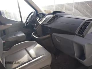 ✅ 2015 Ford Transit Cargo • VIN: 1FTNR2CM1FKA68813 • Lot: 43808265. Wystawiony na IAAI z przebiegiem 78 146 mil. Bezpłatny archiwum sprzedaży aukcyjnych z USA i szczegółowy raport historii pojazdu na DreamBid. Zdjęcie 5.