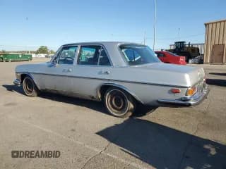 ✅ 1972 Mercedes-Benz 280 • VIN: 10806712014161 • Лот: 84593685. Опубликован ранее на Copart с пробегом 92 360 миль. Бесплатный доступ к архиву аукционных продаж из США и подробный отчёт об истории автомобиля на DreamBid. Изображение 2.