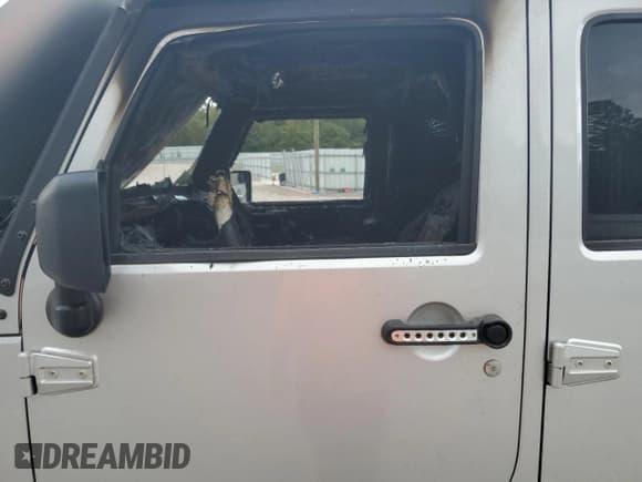 ✅ 2011 Jeep Wrangler Unlimited Sahara • VIN: 1J4BA5H10BL506715 • Lot: 85716925. Wystawiony na Copart z przebiegiem Nie podano. Bezpłatny archiwum sprzedaży aukcyjnych z USA i szczegółowy raport historii pojazdu na DreamBid. Zdjęcie 7.