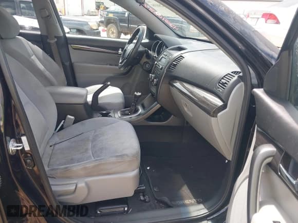 ✅ 2011 Kia Sorento LX • VIN: 5XYKT3A15BG149896 • Lot: 42840384. Listed on IAAI with 183,629 mi. Free auction sales archive from the USA and detailed vehicle history report at DreamBid. Image 5.