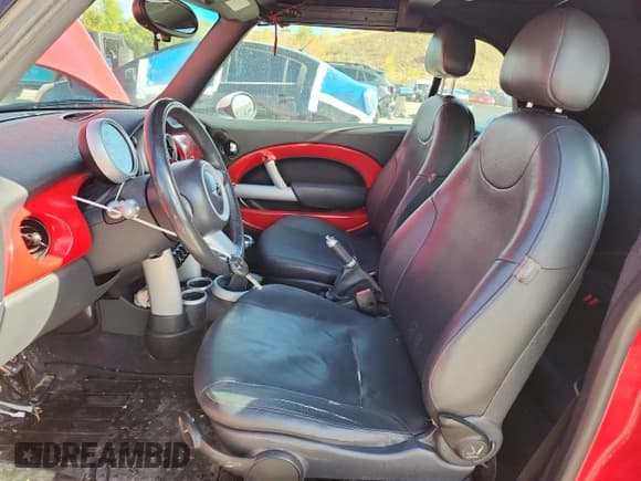 ✅ 2005 MINI Convertible • VIN: WMWRF33455TF60656 • Lot: 81994315. Wystawiony na Copart z przebiegiem 106 433 mil. Bezpłatny archiwum sprzedaży aukcyjnych z USA i szczegółowy raport historii pojazdu na DreamBid. Zdjęcie 7.