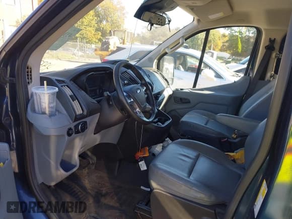 ✅ 2017 Ford Transit • VIN: 1FTYR1ZM5HKA29286 • Lot: 43379187. Wystawiony na IAAI z przebiegiem 108 235 mil. Bezpłatny archiwum sprzedaży aukcyjnych z USA i szczegółowy raport historii pojazdu na DreamBid. Zdjęcie 5.