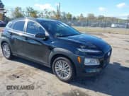 ✅ 2021 Hyundai Kona SEL • VIN: KM8K22AA3MU669394 • Лот: 43492785. Опубликован ранее на IAAI с пробегом 34 301 миль. Бесплатный доступ к архиву аукционных продаж из США и подробный отчёт об истории автомобиля на DreamBid. Изображение 1.