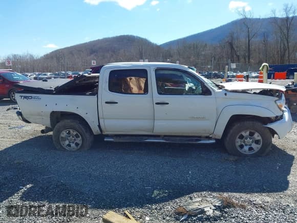 ✅ 2015 Toyota Tacoma • VIN: 5TFLU4EN1FX116529 • Lot: 41576401. Listed on IAAI with 185,909 mi. Free auction sales archive from the USA and detailed vehicle history report at DreamBid. Image 13.