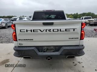 ✅ 2021 Chevrolet Silverado 1500 Custom Trail Boss • VIN: 1GCPYCEF5MZ280067 • Lot: 85182835. Wystawiony na Copart z przebiegiem 70 620 mil. Bezpłatny archiwum sprzedaży aukcyjnych z USA i szczegółowy raport historii pojazdu na DreamBid. Zdjęcie 6.